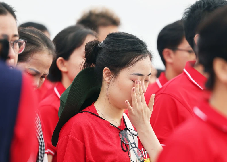 Lors de la cérémonie commémorative, de nombreux membres de la délégation ne peuvent retenir leurs émotions. Photo : NDEL.