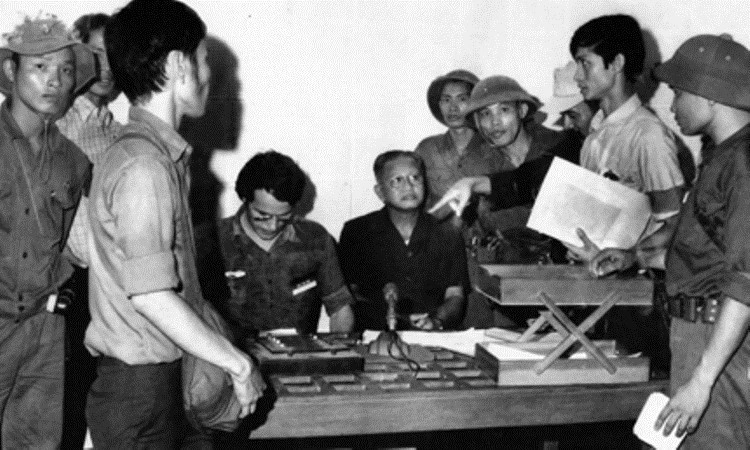 Le président de la République du Vietnam, Duong Van Minh, accompagné de son gouvernement, annonce sa reddition sans condition à la radio de Saïgon, mettant fin à la guerre du Vietnam à la mi-journée du 30 avril 1975. Photo : Archives/VNA. Le président de la République du Vietnam, Duong Van Minh, accompagné de son gouvernement, annonce sa reddition sans condition à la radio de Saïgon, mettant fin à la guerre du Vietnam à la mi-journée du 30 avril 1975. Photo : Archives/VNA.