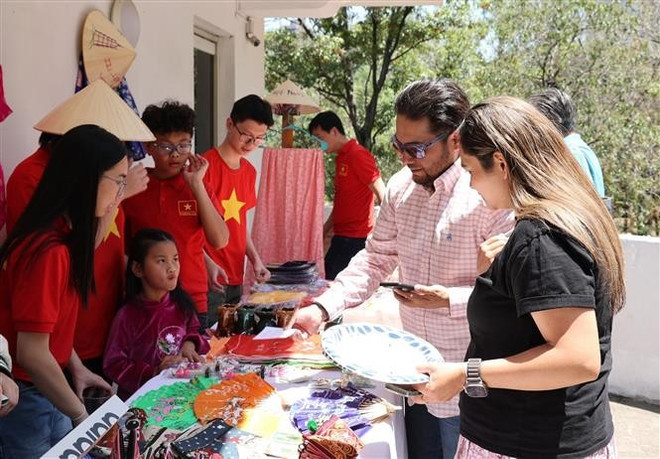 Des visiteurs au stand des produits artisanaux vietnamiens. Photo : VNA. Des visiteurs au stand des produits artisanaux vietnamiens. Photo : VNA.