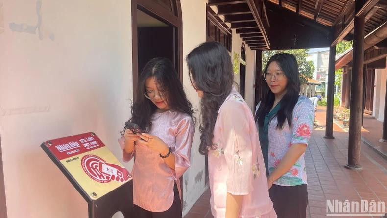 Les jeunes découvrent avec enthousiasme le projet « Yêu lắm Việt Nam » sur le site historique de l'école Duc Thanh. Photo : NDEL.