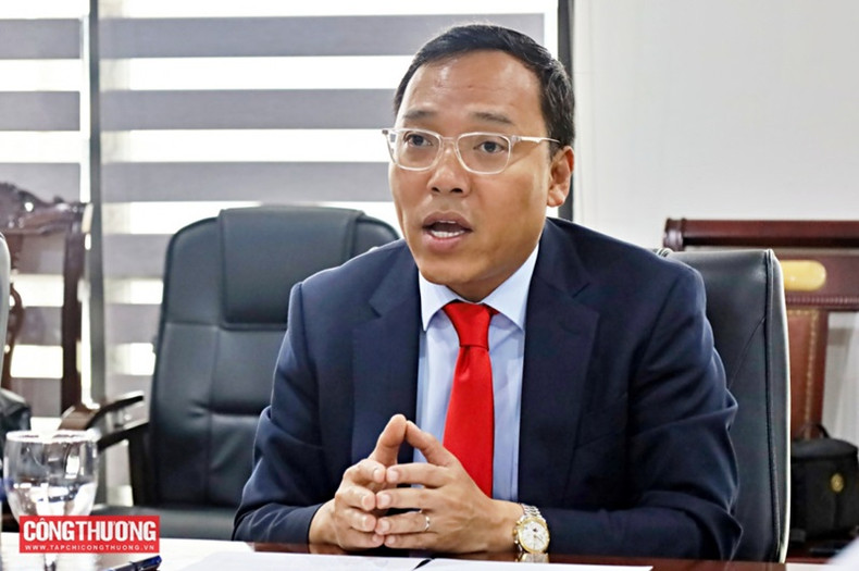 Le vice-ministre Nguyen Hoang Long remercie la partie indienne pour son accompagnement et son soutien continus et opportuns, permettant au Vietnam de signer l’accord-cadre ISA. Photo : Tapchicongthuong. Le vice-ministre Nguyen Hoang Long remercie la partie indienne pour son accompagnement et son soutien continus et opportuns, permettant au Vietnam de signer l’accord-cadre ISA. Photo : Tapchicongthuong.