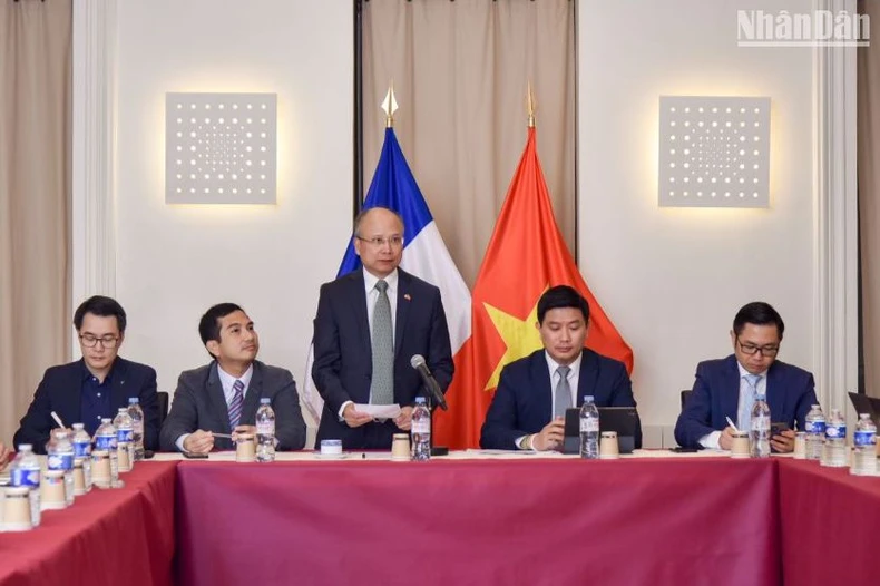 L’ambassadeur du Vietnam en France Dinh Toan Thang salue la fondation de VietNuc. Photo : NDEL. L’ambassadeur du Vietnam en France Dinh Toan Thang salue la fondation de VietNuc. Photo : NDEL.