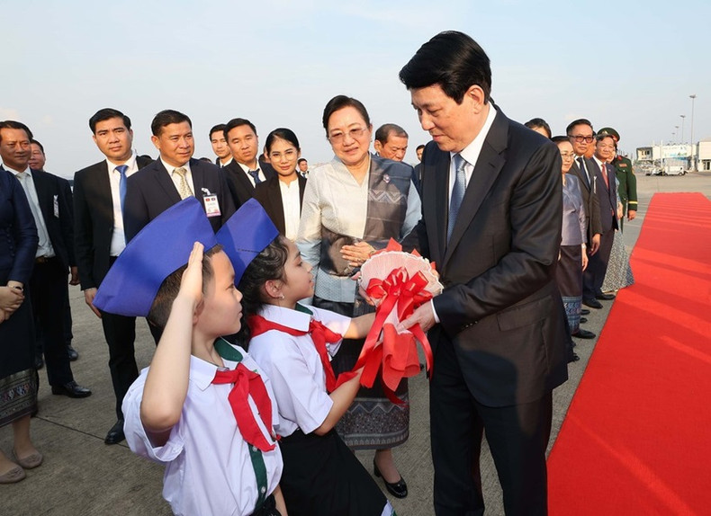 Le président vietnamien Luong Cuong à l’aéroport international de Wattay, à Vientiane, au Laos. Photo : VNA.