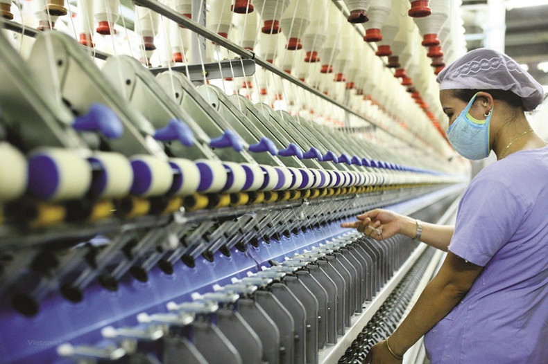 Une ouvrière travaillant dans une usine textile. Photo : Congthuong. Une ouvrière travaillant dans une usine textile. Photo : Congthuong.