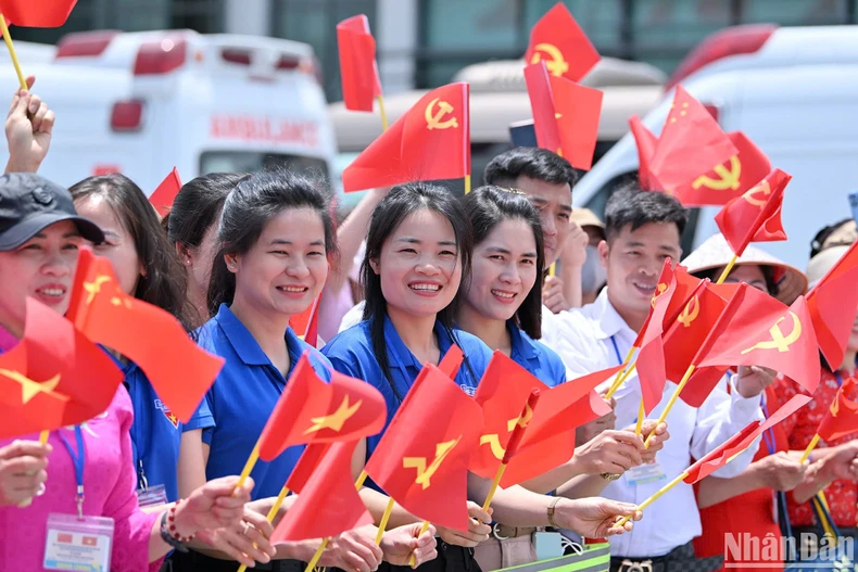 Un grand nombre de Vietnamiens, de ressortissants chinois vivant au Vietnam, ainsi que des cadres et employés de l’ambassade de Chine au Vietnam, brandissant les drapeaux des deux pays accueillent chaleureusement le dirigeant chinois Xi Jinping. Photo : NDEL. Un grand nombre de Vietnamiens, de ressortissants chinois vivant au Vietnam, ainsi que des cadres et employés de l’ambassade de Chine au Vietnam, brandissant les drapeaux des deux pays accueillent chaleureusement le dirigeant chinois Xi Jinping. Photo : NDEL.