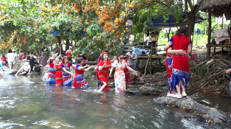 Habitants et visiteurs en promenade le long du ruisseau Ta Ma. Photo : VOV.