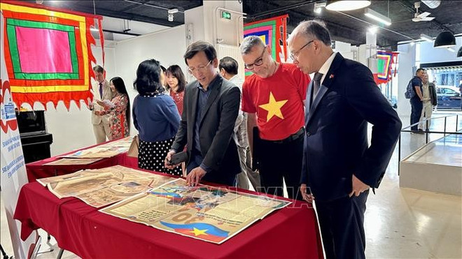 L'espace présentant l'édition spéciale du Journal Nhân Dân a attiré de nombreux participants. Photo : VNA.