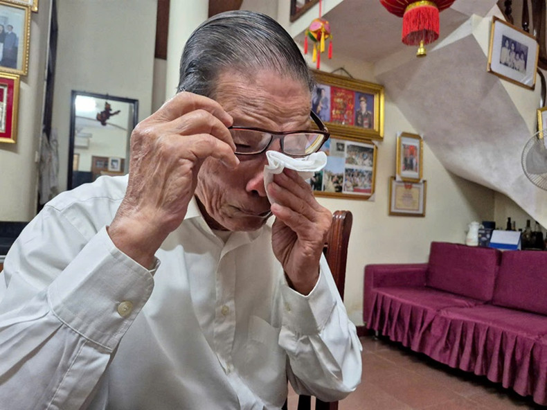 M. Nghia, la voix empreinte d’émotion et les yeux embués de larmes, raconte avec émotion la cérémonie d’accueil ainsi que la rencontre au Palais présidentiel. Photo : Vietnamnet. M. Nghia, la voix empreinte d’émotion et les yeux embués de larmes, raconte avec émotion la cérémonie d’accueil ainsi que la rencontre au Palais présidentiel. Photo : Vietnamnet.