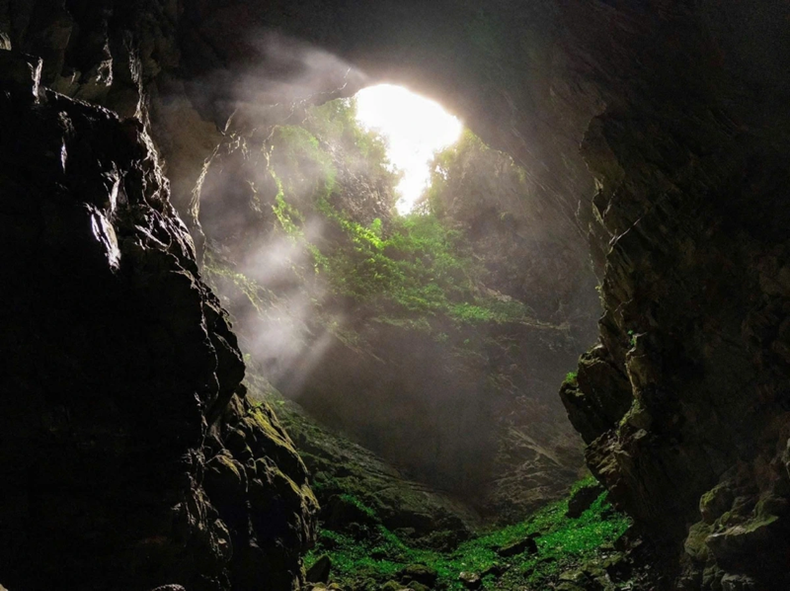 À ce jour, seuls quelques spéléologues ont réussi à atteindre le fond du gouffre. Cet endroit reste un grand mystère. Photo : VOV. À ce jour, seuls quelques spéléologues ont réussi à atteindre le fond du gouffre. Cet endroit reste un grand mystère. Photo : VOV.