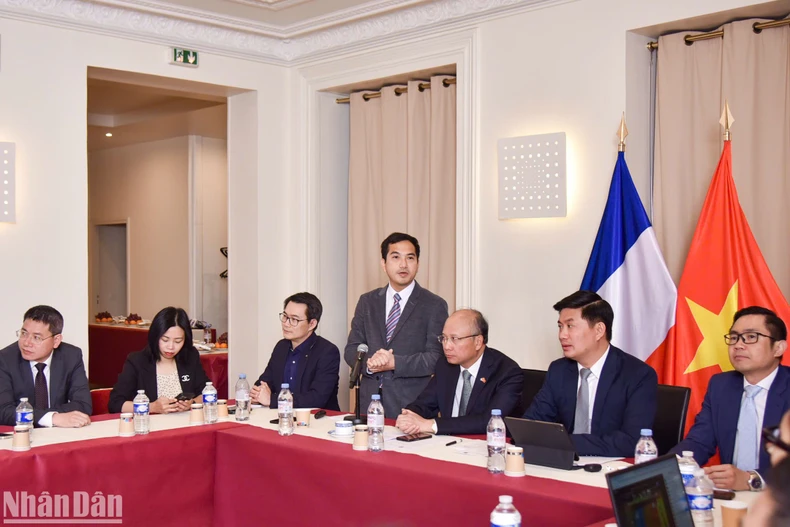 Bui Nguyen Hoang, président de VietNuc présente les orientations et principes d’action du réseau. Photo : NDEL. Bui Nguyen Hoang, président de VietNuc présente les orientations et principes d’action du réseau. Photo : NDEL.
