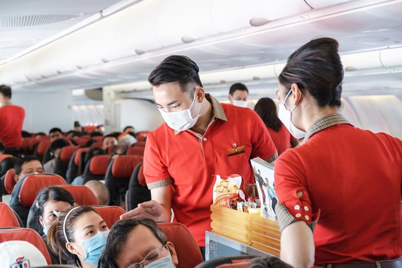 Personnel de cabine servant les passagers. Photo : Vietjet Air.