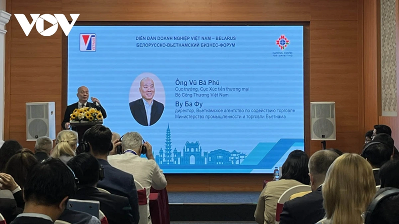 Vu Ba Phu, directeur du Département de la promotion commercial du ministère du Commerce et de l'Industrie s'exprime lors du forum. Photo : VOV.