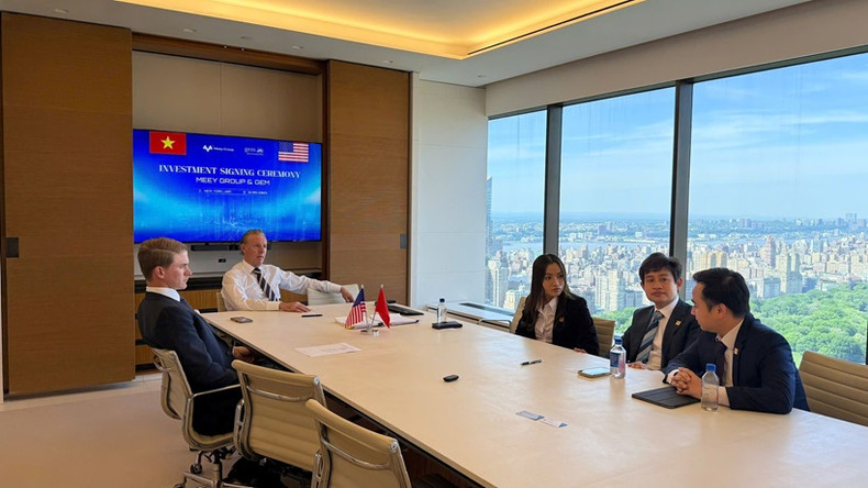 Les dirigeants de GEM et de Meey Group discutent de nombreux sujets importants lors de la cérémonie de signature. Photo : Thanhtra.