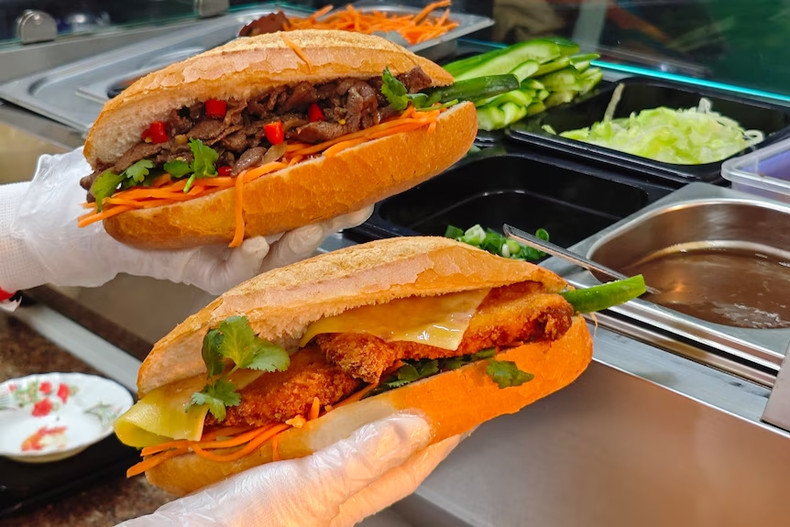 La popularité des plats similaires au bánh mì, comme l'emblématique rouleau de salade, a permis son adoption par les Australiens, explique le Dr Nguyen Austen. Photo : Isabella Michie/ABC Radio National.