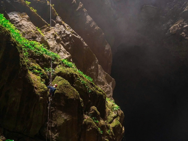 Lors des premiers jours d'exploration, les spéléologues ont dû faire face à de nombreux défis en raison du terrain accidenté. Les expéditions dans ce gouffre étant si éprouvantes et demandant une énergie considérable, ils l'ont donc baptisé Nightmare (Cauchemar/Ac Mông). Cet endroit reste encore un immense mystère au cœur du patrimoine naturel mondial de Phong Nha-Ke Bàng. Photo : VOV. Lors des premiers jours d'exploration, les spéléologues ont dû faire face à de nombreux défis en raison du terrain accidenté. Les expéditions dans ce gouffre étant si éprouvantes et demandant une énergie considérable, ils l'ont donc baptisé Nightmare (Cauchemar/Ac Mông). Cet endroit reste encore un immense mystère au cœur du patrimoine naturel mondial de Phong Nha-Ke Bàng. Photo : VOV.