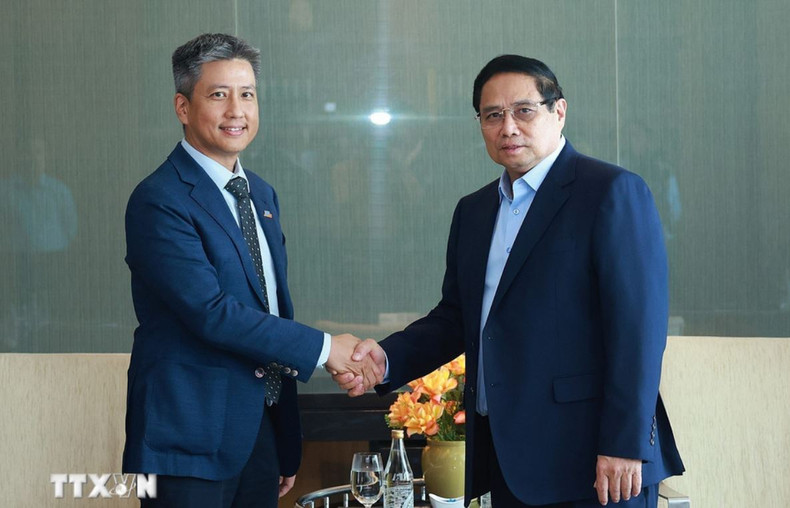 Le Premier ministre Pham Minh Chinh (droite) reçoit Kulachet Dharachandra, directeur général de la Sarl de Long Son. Photo: VNA. Le Premier ministre Pham Minh Chinh (droite) reçoit Kulachet Dharachandra, directeur général de la Sarl de Long Son. Photo: VNA.