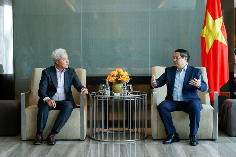 La rencontre entre le Premier ministre Pham Minh Chinh (droite) et le dirigeant de la Société à responsabilité limitée du projet Ho Tram. Photo: VGP. La rencontre entre le Premier ministre Pham Minh Chinh (droite) et le dirigeant de la Société à responsabilité limitée du projet Ho Tram. Photo: VGP.