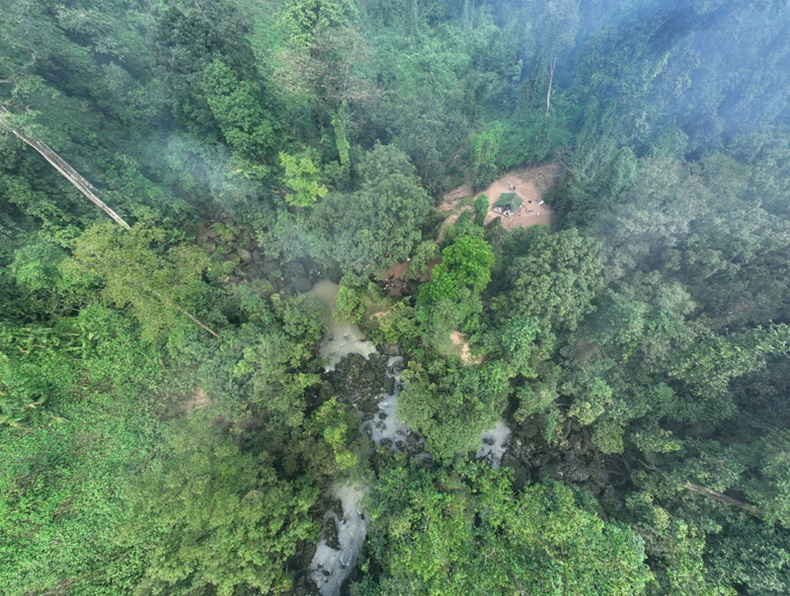 Le système de grottes de Hung Thoong se niche au cœur du parc national de Phong Nha-Ke Bàng, entouré de montagnes calcaires vieilles de millions d'années et de forêts tropicales primaires. Photo : VOV. Le système de grottes de Hung Thoong se niche au cœur du parc national de Phong Nha-Ke Bàng, entouré de montagnes calcaires vieilles de millions d'années et de forêts tropicales primaires. Photo : VOV.