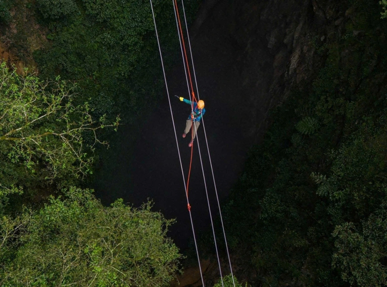 En faisant l'expérience de la tyrolienne, les visiteurs pourront admirer la vue panoramique du gouffre depuis les hauteurs et ressentir la sensation de flotter dans les airs. Photo : VOV. En faisant l'expérience de la tyrolienne, les visiteurs pourront admirer la vue panoramique du gouffre depuis les hauteurs et ressentir la sensation de flotter dans les airs. Photo : VOV.