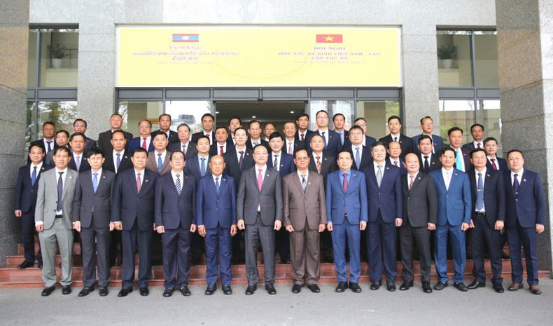 Les dirigeants des ministères de la Sécurité publique du Vietnam, du Laos et les délégués. Photo : CAND. Les dirigeants des ministères de la Sécurité publique du Vietnam, du Laos et les délégués. Photo : CAND.