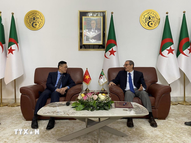 L'ambassadeur du Vietnam en Algérie, Trân Quôc Khanh (gauche) et le gouverneur de la province d'Ouargla, Abdelghani Filali. Photo: VNA. L'ambassadeur du Vietnam en Algérie, Trân Quôc Khanh (gauche) et le gouverneur de la province d'Ouargla, Abdelghani Filali. Photo: VNA.