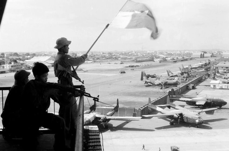 Le drapeau de la libération flotte sur l'aéroport de Tan Son Nhat, le 30 avril 1975. Photo : VNA. Le drapeau de la libération flotte sur l'aéroport de Tan Son Nhat, le 30 avril 1975. Photo : VNA.
