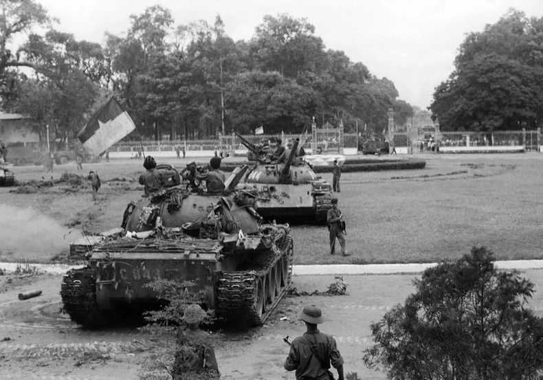 Les chars de l'Armée de libération prennent le Palais présidentiel de la République du Vietnam, à midi le 30 avril 1975. Photo : VNA. Les chars de l'Armée de libération prennent le Palais présidentiel de la République du Vietnam, à midi le 30 avril 1975. Photo : VNA.