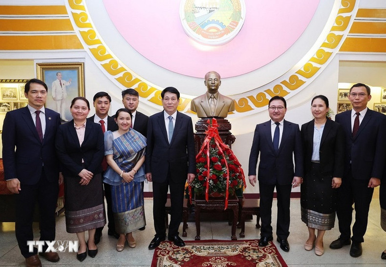 Le président Luong Cuong et la délégation vietnamienne visitent la Maison commémorative du président Souphanouvong. Photo : VNA. Le président Luong Cuong et la délégation vietnamienne visitent la Maison commémorative du président Souphanouvong. Photo : VNA.