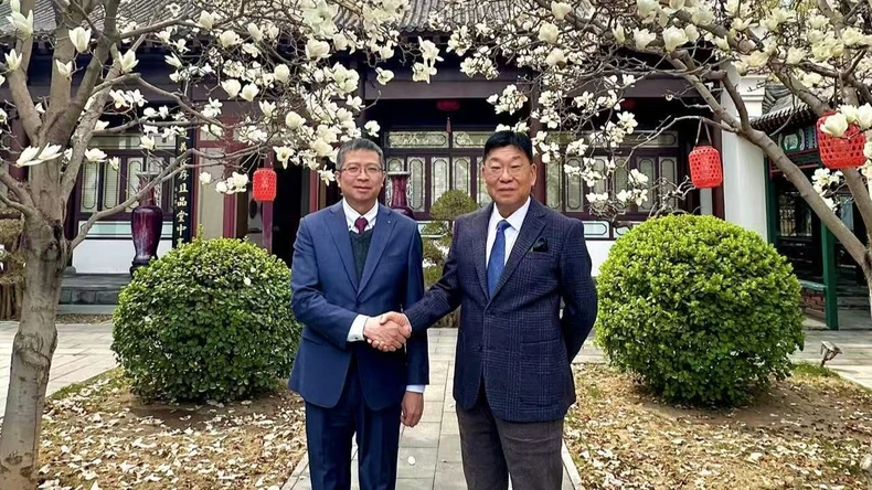 L'ambassadeur du Vietnam en Chine, Pham Thanh Binh (gauche) et le président de l’Institut Charhar, Han Fang Ming. Photo : NDEL. L'ambassadeur du Vietnam en Chine, Pham Thanh Binh (gauche) et le président de l’Institut Charhar, Han Fang Ming. Photo : NDEL.