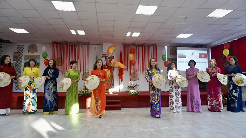 Le club Bong sen (Lotus). Photo : baoquocte. Le club Bong sen (Lotus). Photo : baoquocte.