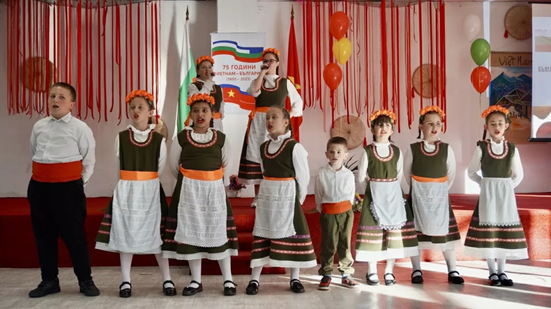 Un numéro remarquable présenté par les enfants bulgares. Photo : baoquocte. Un numéro remarquable présenté par les enfants bulgares. Photo : baoquocte.