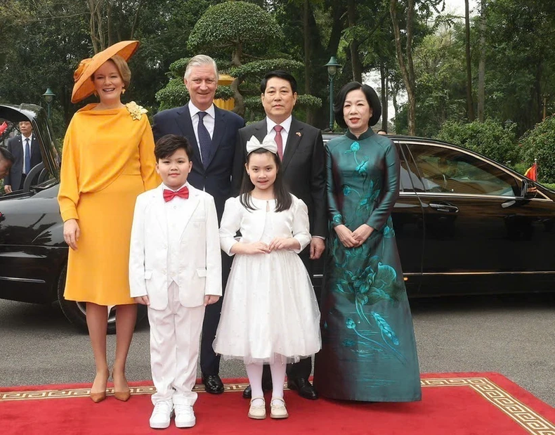Le président Luong Cuong et son épouse, le roi Philippe et la reine Mathilde de Belgique lors de la cérémonie d’accueil. Photo : VNA.