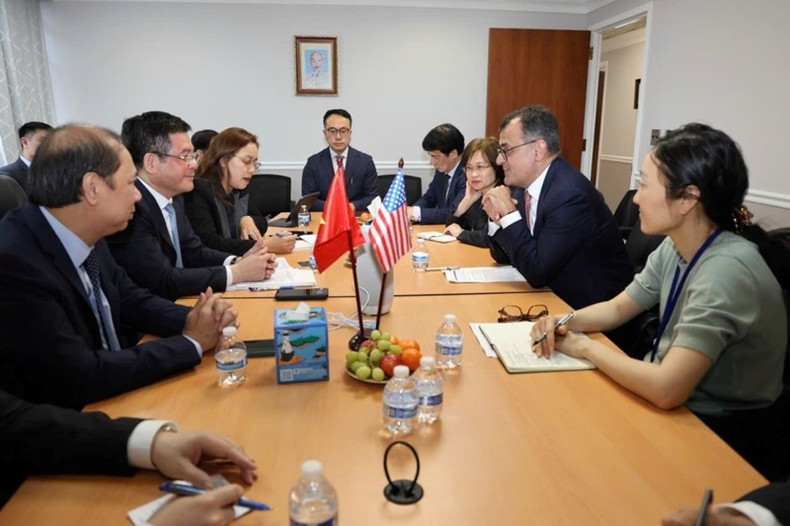 Le ministre nguyên Hông Diên rencontre Karan Bhatia, vice-président des relations gouvernementales et des politiques publiques chez Google. Photo : VTV. Le ministre nguyên Hông Diên rencontre Karan Bhatia, vice-président des relations gouvernementales et des politiques publiques chez Google. Photo : VTV.