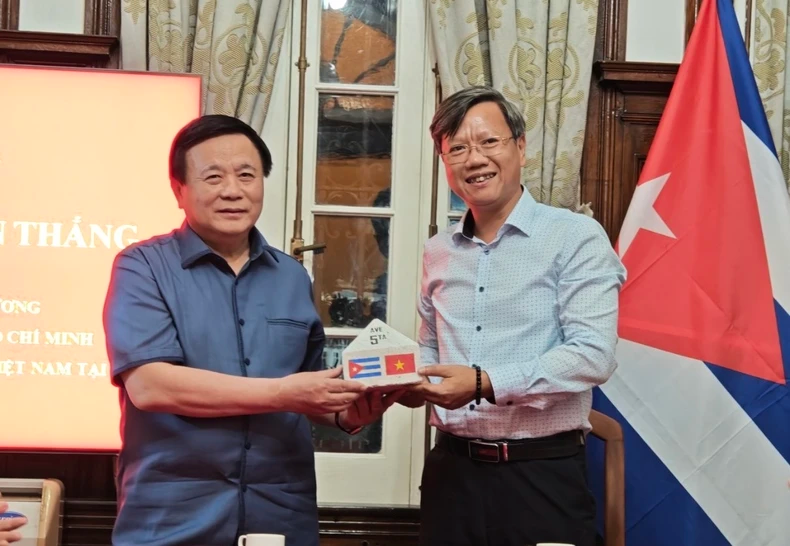 L’ambassadeur Le Quang Long présente un souvenir au camarade Nguyen Xuan Thang (gauche). Photo : L’ambassade du Vietnam à Cuba.
