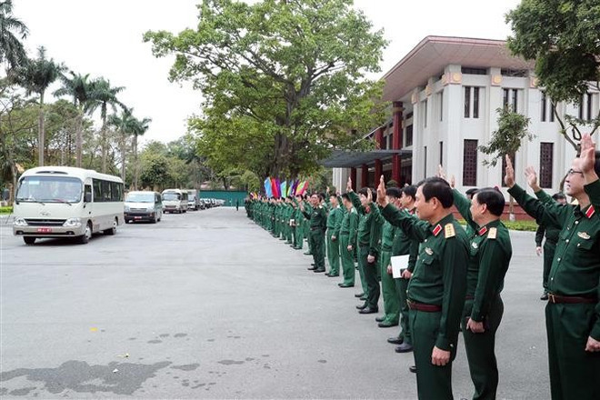Le général Nguyen Tan Cuong, chef d'état-major général et vice-ministre de la Défense, et d'autres délégués, saluent de la main aux militaires en mission humanitaire au Myanmar dans l'après-midi du 30 mars. Photo : VNA.