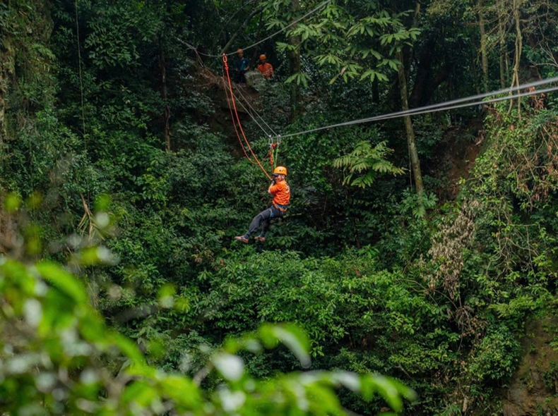Pour accéder au gouffre de Nightmare, la seule façon est de descendre en rappel depuis le sommet. Photo : VOV. Pour accéder au gouffre de Nightmare, la seule façon est de descendre en rappel depuis le sommet. Photo : VOV.