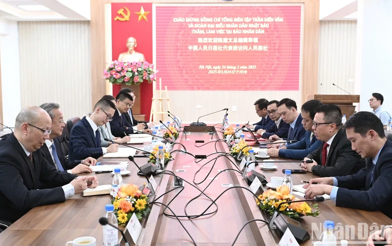 Vue de la séance de travail entre le Journal Nhân Dân et la délégation du Quotidien du Peuple. Photo : NDEL. Vue de la séance de travail entre le Journal Nhân Dân et la délégation du Quotidien du Peuple. Photo : NDEL.