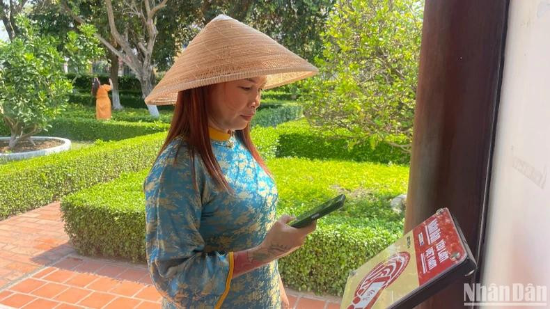 En posant leur smartphone connecté à Internet sur le panneau équipé de la puce NFC, les visiteurs obtiendront une certification de leur visite sur le site, tout en enregistrant leurs photos. Photo : NDEL.