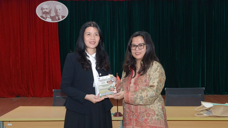 Mme Ajungla Jamir, ambassadrice adjointe de l’Inde au Vietnam, présente des documents de recherche culturelle au Centre d'études indiennes. Photo : Baoquocte. Mme Ajungla Jamir, ambassadrice adjointe de l’Inde au Vietnam, présente des documents de recherche culturelle au Centre d'études indiennes. Photo : Baoquocte.