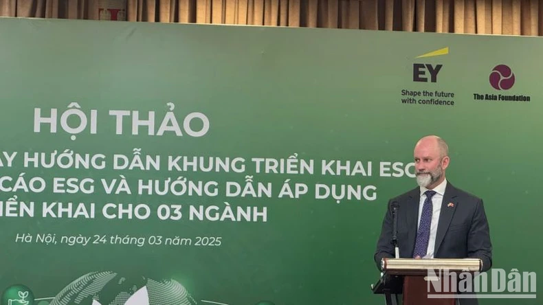 Fergus McBean, Premier secrétaire en charge du climat et de la nature à l'ambassade du Royaume-Uni s'exprime lors du séminaire. Photo : NDEL.