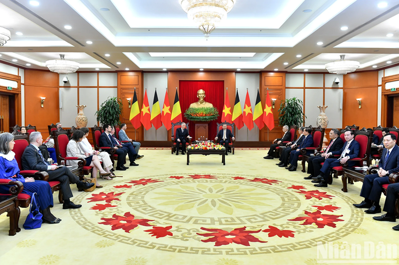 La rencontre entre le secrétaire général du Comité central du Parti communiste du Vietnam Tô Lâm et le roi Philippe de Belgique. Photo : NDEL.