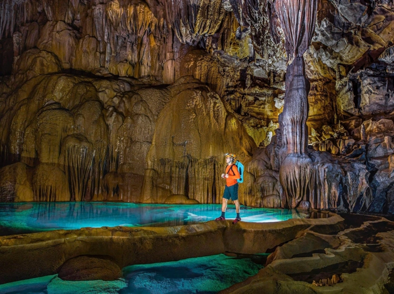 Le circuit de tyrolienne au-dessus du gouffre Nightmare est combiné avec l'exploration du système de grottes de Hung Thoong, pour un coût d'environ 12 millions de dongs par personne. Les participants doivent répondre à certaines conditions physiques pour pouvoir y participer. Photo : VOV. Le circuit de tyrolienne au-dessus du gouffre Nightmare est combiné avec l'exploration du système de grottes de Hung Thoong, pour un coût d'environ 12 millions de dongs par personne. Les participants doivent répondre à certaines conditions physiques pour pouvoir y participer. Photo : VOV.