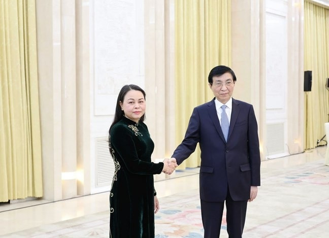 Nguyên Thi Thu Ha, membre du Comité central du Parti communiste du Vietnam (PCV), vice-présidente et secrétaire générale du Comité central du FFV, et Wang Huning, membre du Comité permanent du Bureau politique du Parti communiste chinois (PCC), président de la Conférence consultative politique du peuple chinois (CCPPC). Photo : VNA. Nguyên Thi Thu Ha, membre du Comité central du Parti communiste du Vietnam (PCV), vice-présidente et secrétaire générale du Comité central du FFV, et Wang Huning, membre du Comité permanent du Bureau politique du Parti communiste chinois (PCC), président de la Conférence consultative politique du peuple chinois (CCPPC). Photo : VNA.