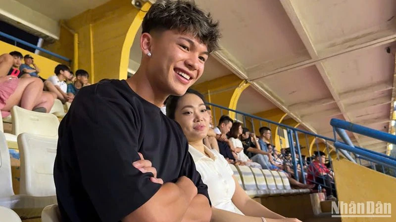 Zan Nguyen et sa professeure de vietnamien au stade Hang Day, à Hanoï. Photo : NDEL.