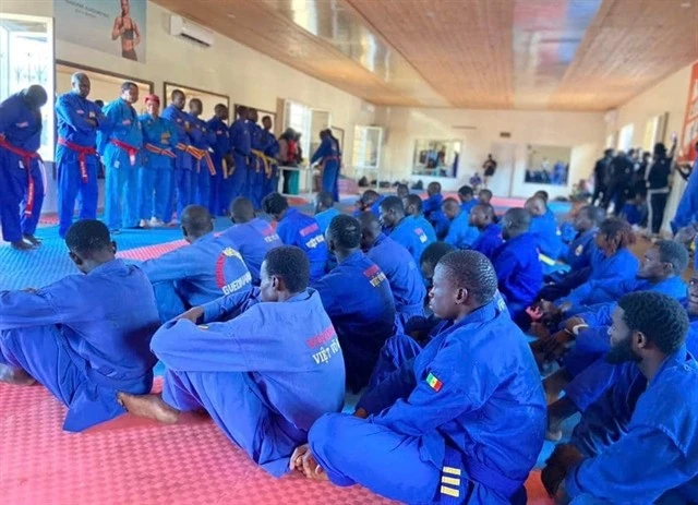 Des combattants africains se préparent pour le Tournoi international d’arts martiaux célébrant le 40e anniversaire du Vovinam – Viêt Vo Dao au Sénégal. Photo : Baovanhoa. Des combattants africains se préparent pour le Tournoi international d’arts martiaux célébrant le 40e anniversaire du Vovinam – Viêt Vo Dao au Sénégal. Photo : Baovanhoa.
