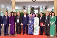 Le Premier ministre Pham Minh Chinh (5e, de gauche à droite) et les cadres et enseignants de la Faculté de médecine de Hanoi. Photo : Trân Hai/NDEL.