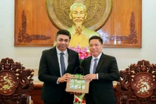 Nguyên Thuc Hiên, vice-président du Comité populaire de la ville de Cân Tho (à droite), et le consul général d’Inde à Hô Chi Minh-Ville, Madan Mohan Sethi.Photo: thoidai.com.vn