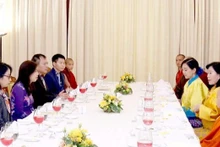 Rencontre entre la vice-ministre des Affaires étrangères, Lê Thi Thu Hang, et la reine-mère du Bhoutan, Gyalyum Dorji Wangmo Wangchuck. Photo : VNA.