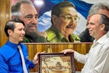 Nguyên Ngoc Luong (à gauche), secrétaire permanent du Comité central de l’Union de la jeunesse communiste Hô Chi Minh et Rogelio Polanco Fuentes, secrétaire du Comité central du PCC et chef du Département idéologique du Comité central du PCC. Photo : VNA