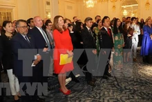Lors de la rencontre le 26 septembre à Londres en l’honneur du 77eanniversaire de la Fête nationale du Vietnam. Photo: VNA